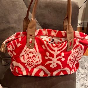 Retired Stella & Dot bag. Good condition except for the straps. Sides collapse